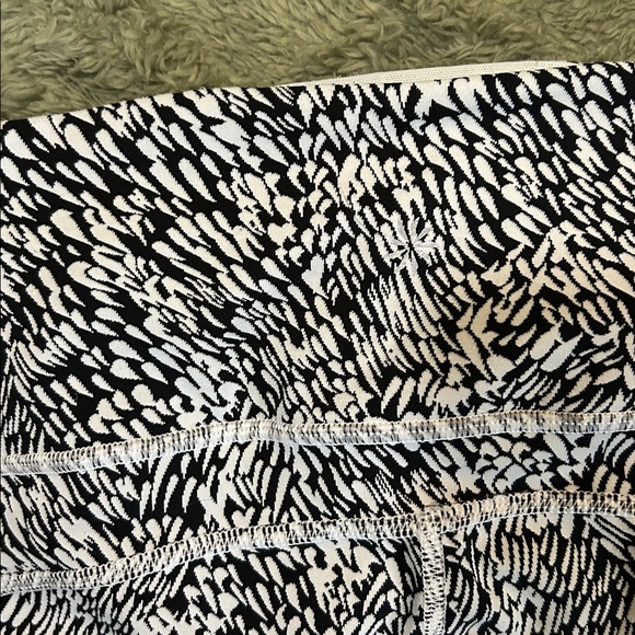 Athleta Ultimate Stash Textured Print 7/8 Leggings EUC Sz L Petite - Picture 8 of 8